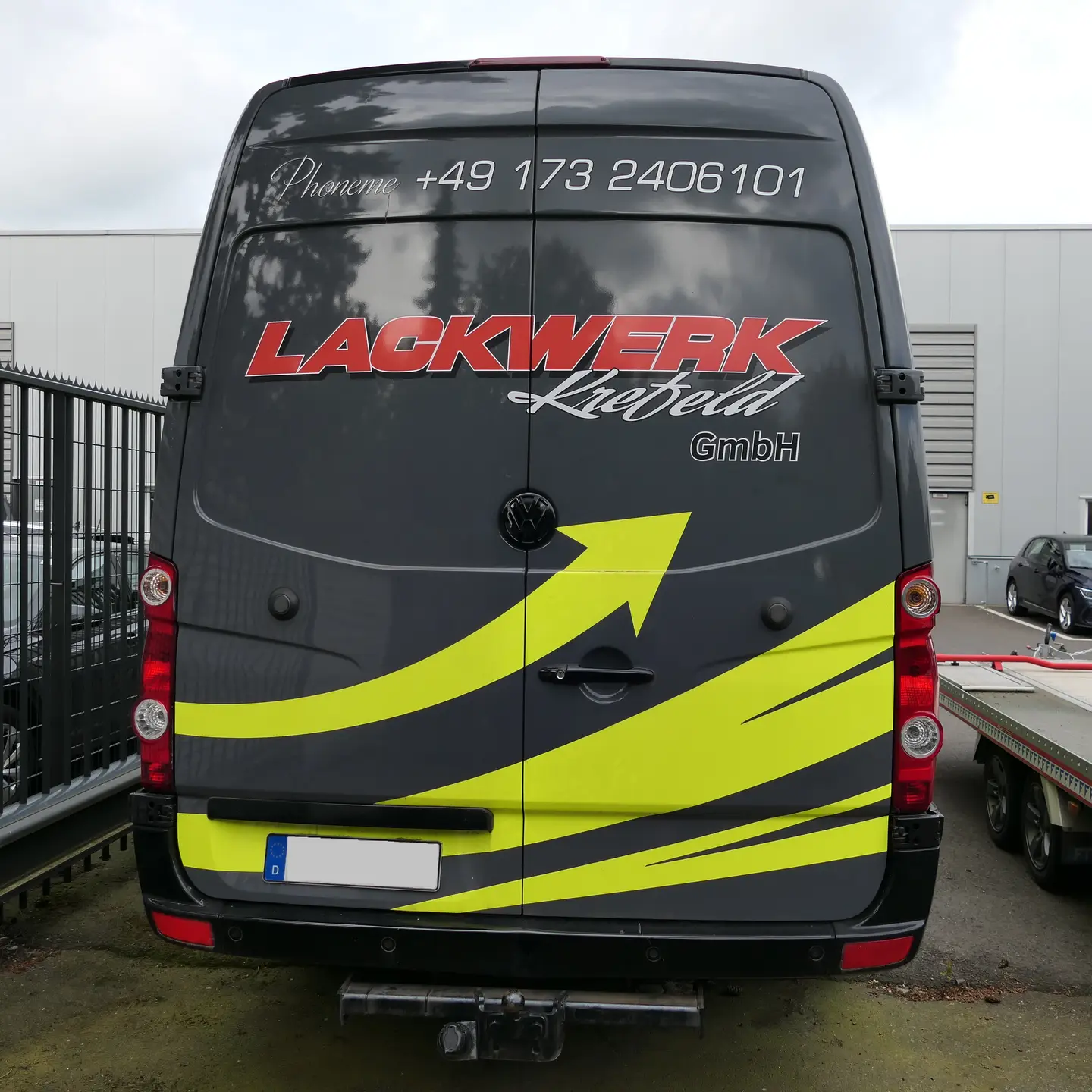 Unser Transporter mit der auffälligen lackierungen unseres Logos und Stilelementen